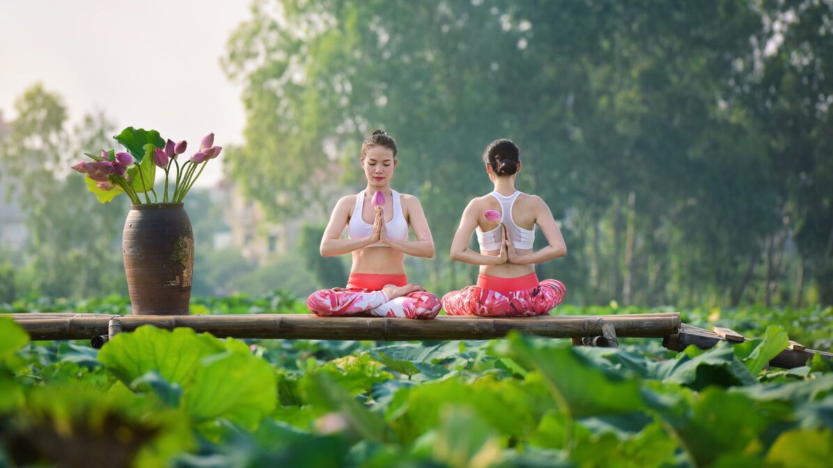 Fete în poza de lotus